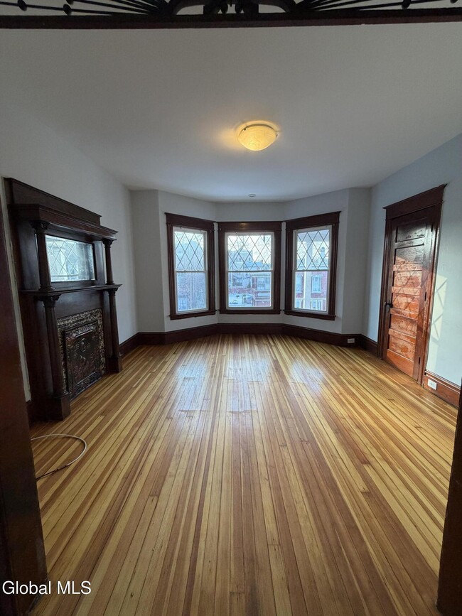 Building Photo - 608 3rd Ave