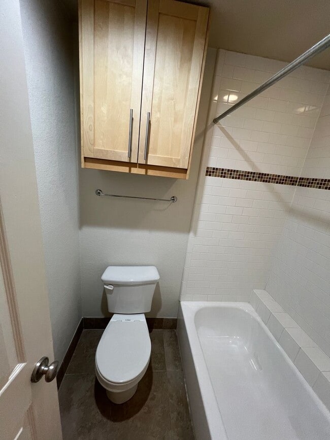 Building Photo - Fantastic Luxury 1-1 in the heart of Allandale