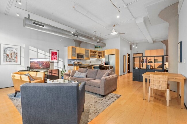 Building Photo - Stunning Pearl Loft with Washer/Dryer in Unit & Secure Parking