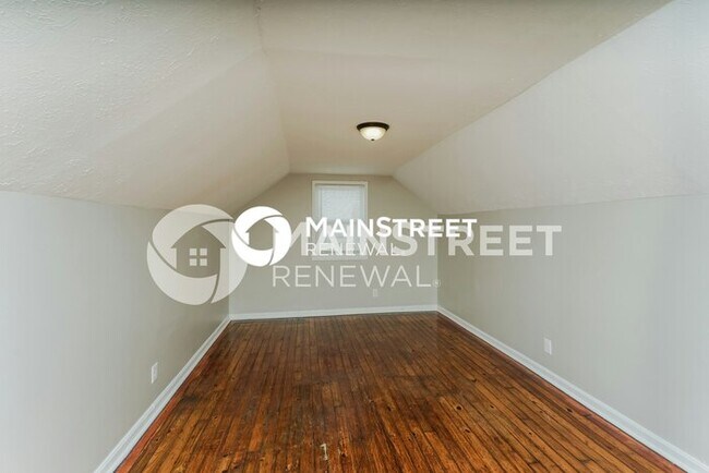 Building Photo - 3 Bedroom Pet-Friendly Home in Louisville, KY with Main Street Renewal