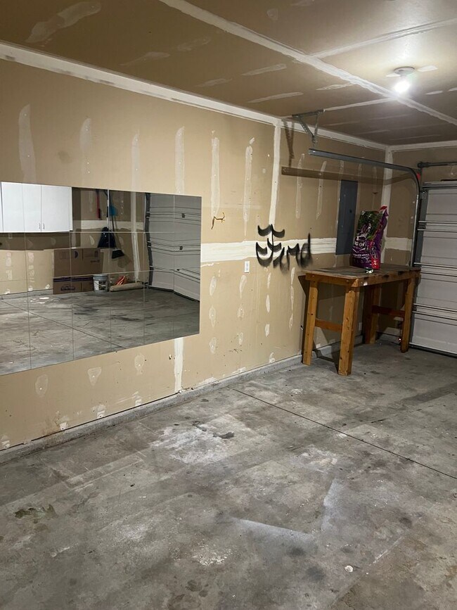 Building Photo - Welcome to this charming 3 bedroom, 2 bathroom home located in Nampa, ID.