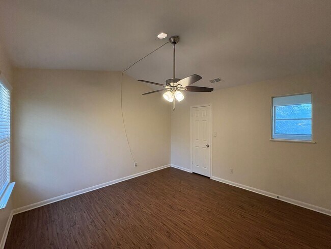 Building Photo - Dorian Properties2 (1504 Cinnamon Path)