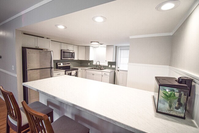 Building Photo - Cypress Street Duplex