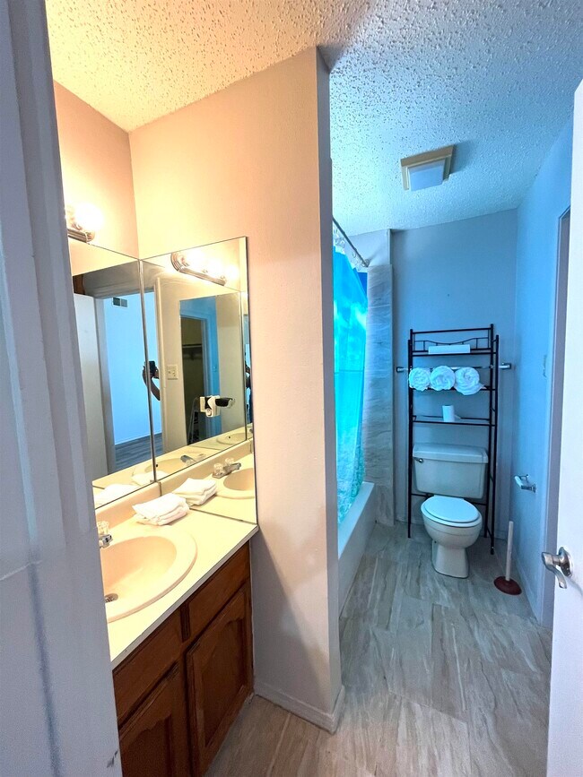 Building Photo - 1410 Rosewood Dr