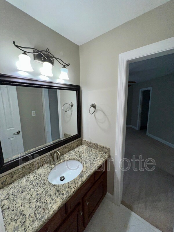 Building Photo - 4432 Shannamara Dr