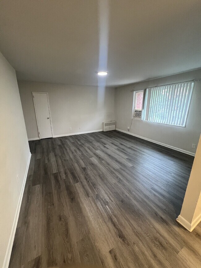 Building Photo - Charming 1 Bedroom Apartment in Woodbridge...