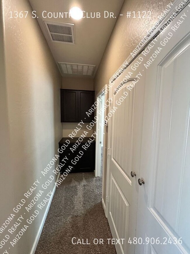 Building Photo - 1367 S Country Club Dr