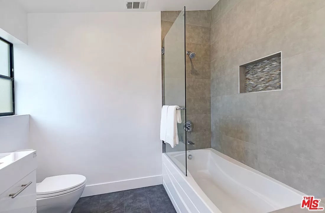 Large tub/shower with contemporary finishings - 6077 Hargis St