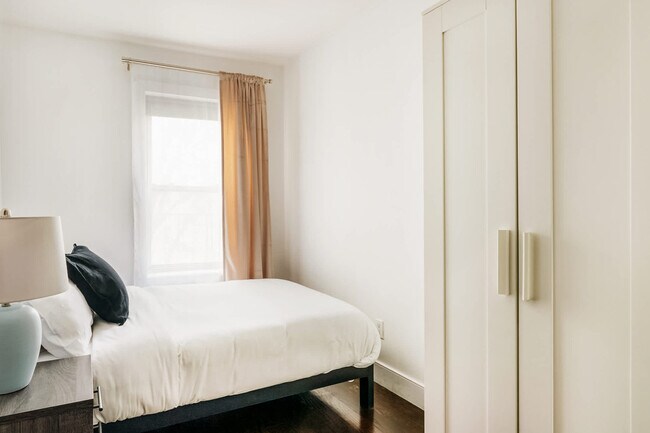 Building Photo - 359 W 39th St