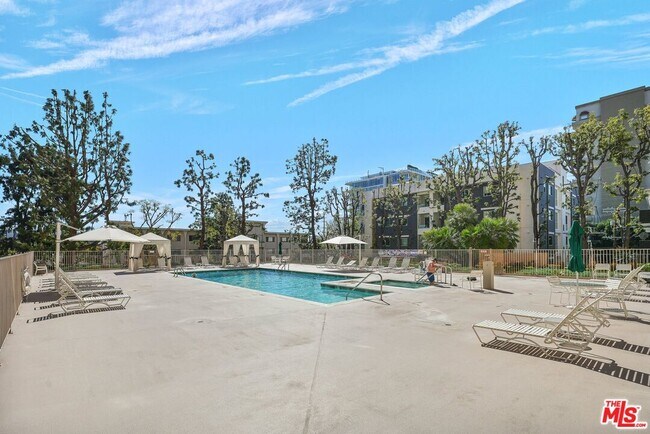 Building Photo - 100 S Doheny Dr