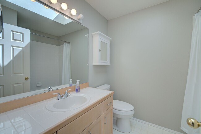 Building Photo - 4Bd/2.5Ba Sammamish Home
