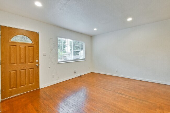 Building Photo - I Street