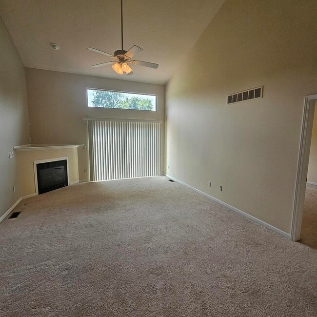 Building Photo - 3 Bedroom, 2.5 Bath Condo, Kitchen with St...