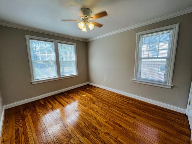 Building Photo - 3 Bed 1 Bath - Harwood Floors