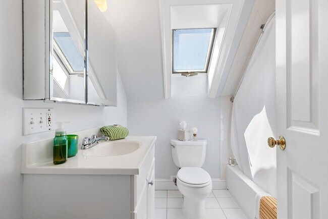 Building Photo - 3 Circle St