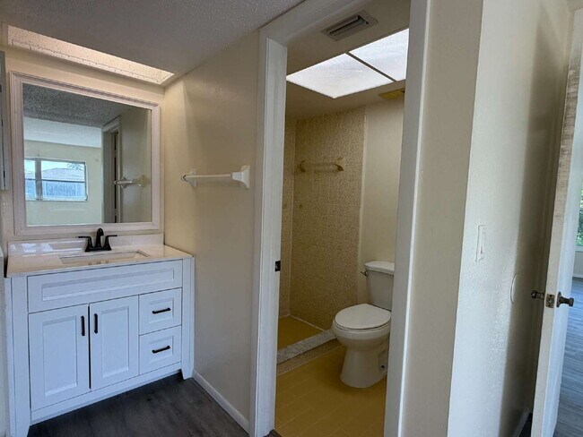 Building Photo - 2-bedroom, 2-bathroom residence located in Punta Gorda Isles