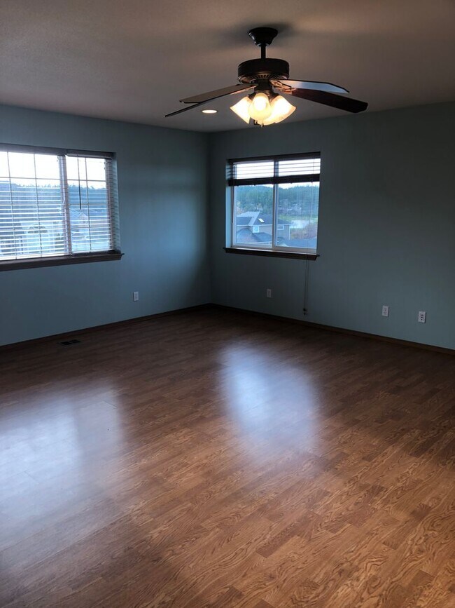 Building Photo - ***PENDING APPLICATION***Beautiful 3 Bedroom Home with Massive Garage and Bonus Room