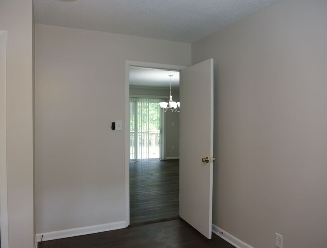 Building Photo - NEWLY RENOVATED Beautiful 3 bed 2 bath nea...