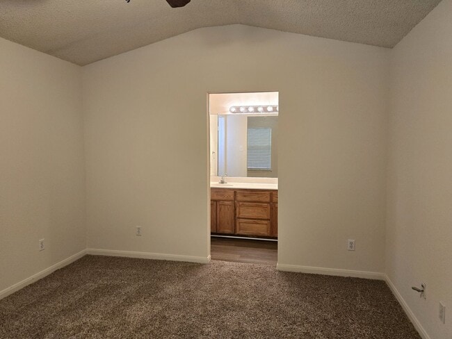 Building Photo - 3/2 Hewitt Duplex