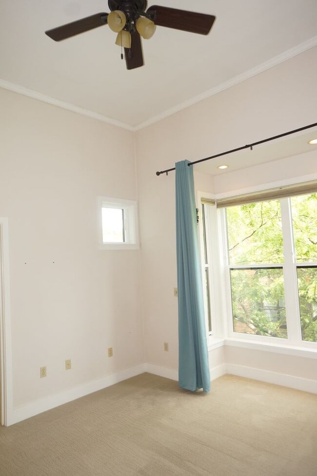Building Photo - Beautiful 2 bedroom Belmont Condo. 3 Stories, 1 car garage, open floor plan, a/c. Amazing unit!