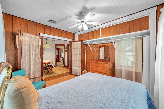 Building Photo - Gulfport Arts District Living — Furnished 3BR Bungalow with Large Yard and Easy Coastal Access |