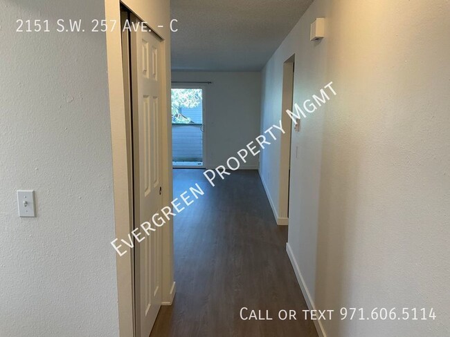 Building Photo - Freshly Renovated 2 BD x 1 BTH | Amazing D...
