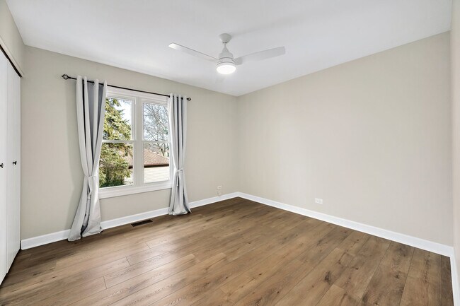 Building Photo - 887 Braintree Ln