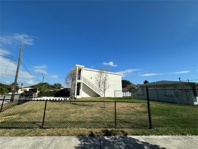 Building Photo - 526 NW 6th St