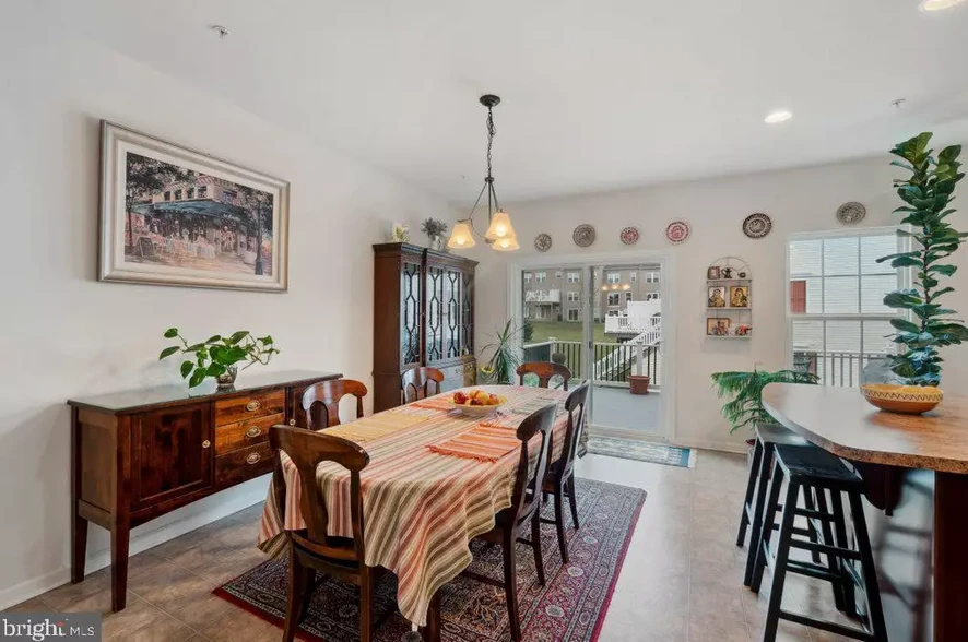 Kitchen & dining - 1280 Rannoch Ln