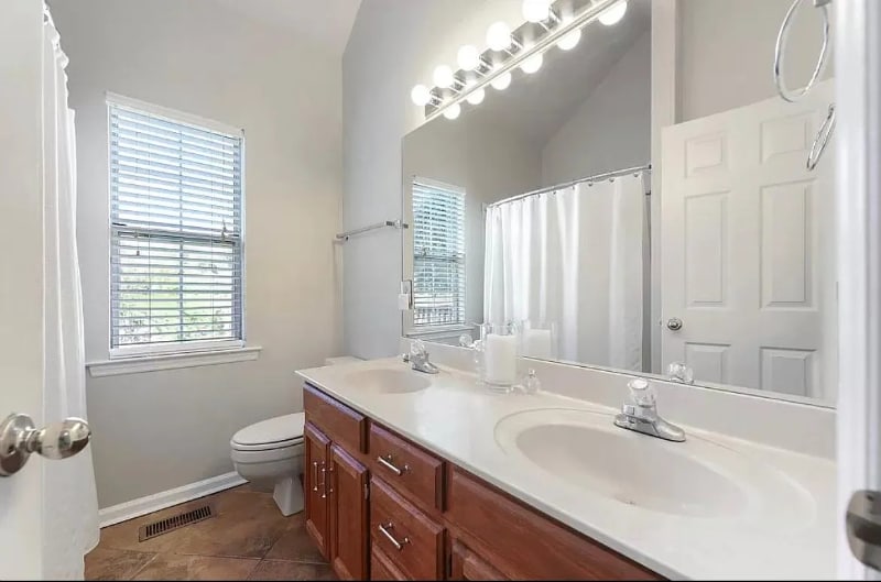 Building Photo - 404 Crestfield Ct