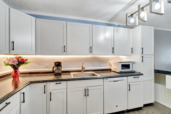 Building Photo - 1516 S Lakeside Dr