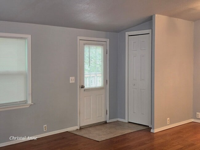 Building Photo - 2 bedroom outside of town!