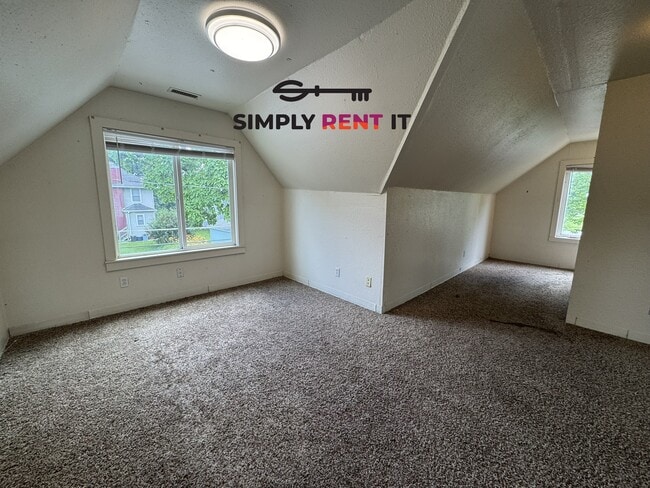 Building Photo - Short-Term, 4 Bed, Avail Now! Through July 2026 Only