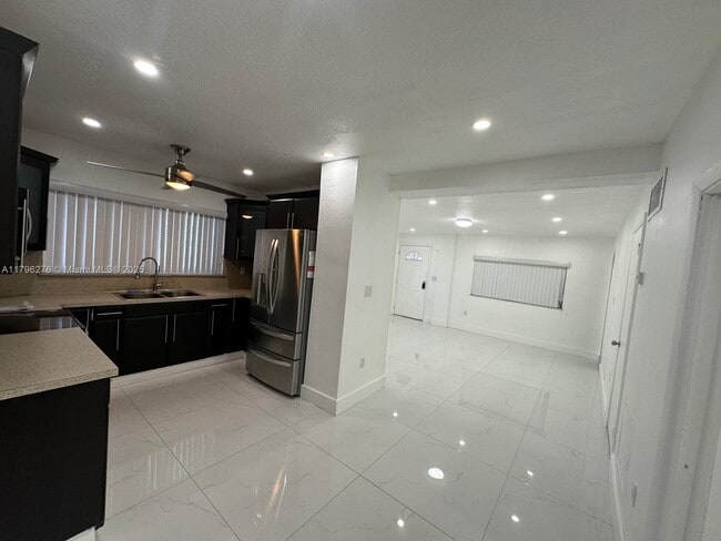 Building Photo - 215 W 44th St