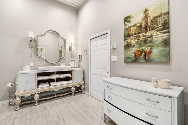 Building Photo - 15058 Lake Paula Dr