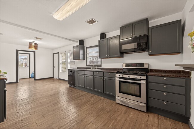 Building Photo - 1110 11th St