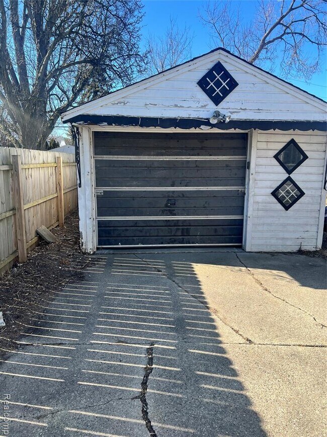 Building Photo - 18558 Woodland St