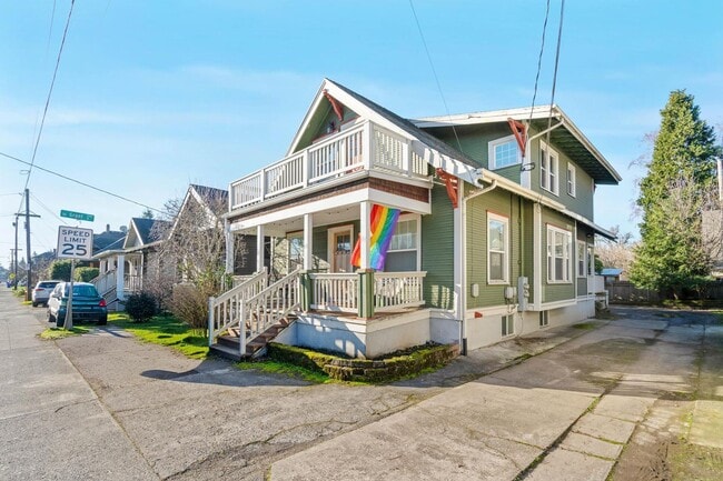 Building Photo - Charming, vintage 2-bdrm/1-bath upper in Richmond neighborhood. W/D, storage, off-street parking