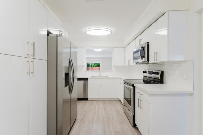 Building Photo - 302 NE 36th St