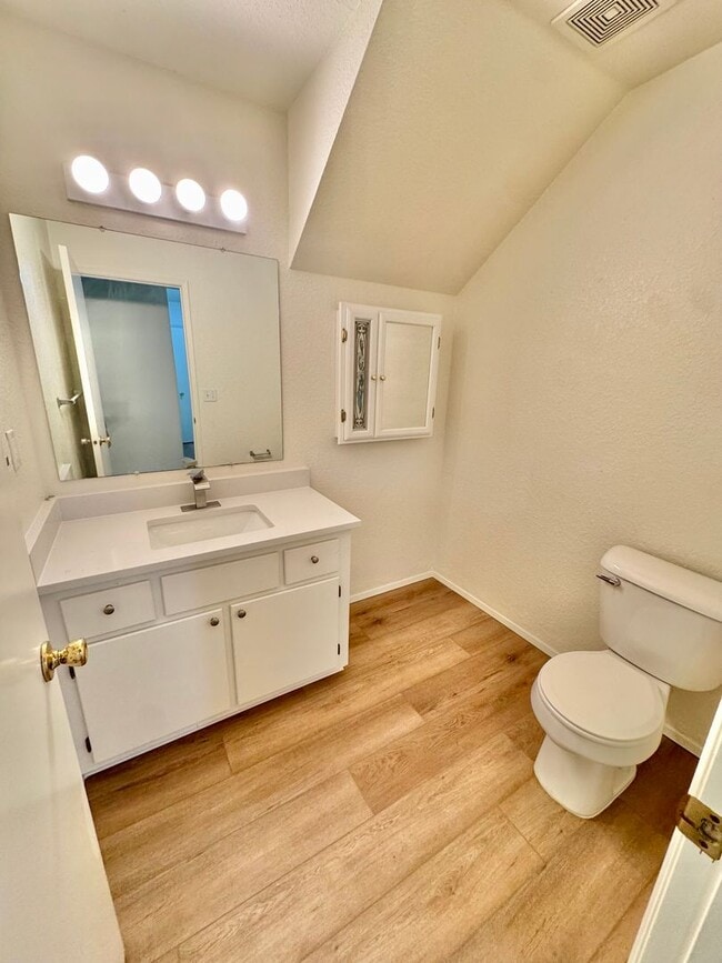 Building Photo - Beautifully Remodeled, Easy Living Townhome. Location, Location!