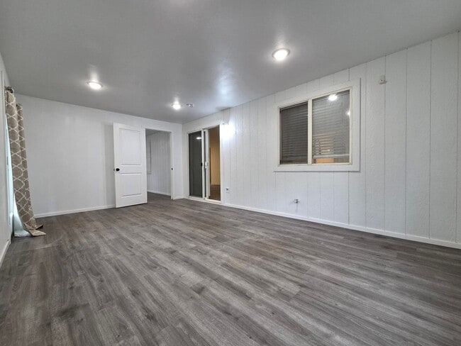 Building Photo - Beautifully updated home!