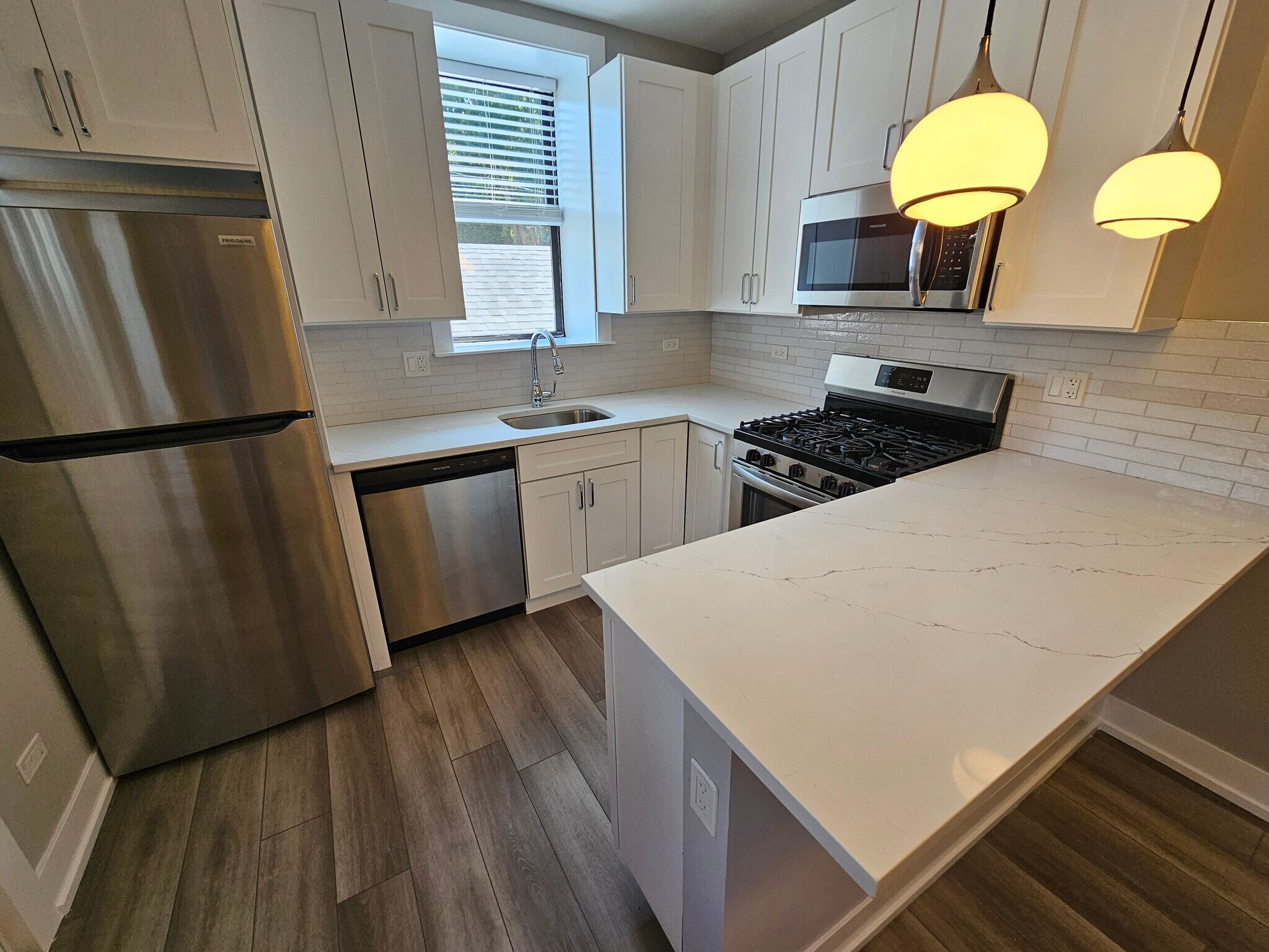 Building Photo - 3931 N Janssen Ave