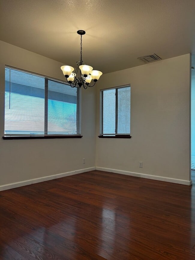 Building Photo - PLEASE CONTACT VAUGHN REALTY TO SET UP AN APPOINTMENT (760)446-6561