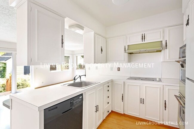 Building Photo - 3740 SE Tibbetts St