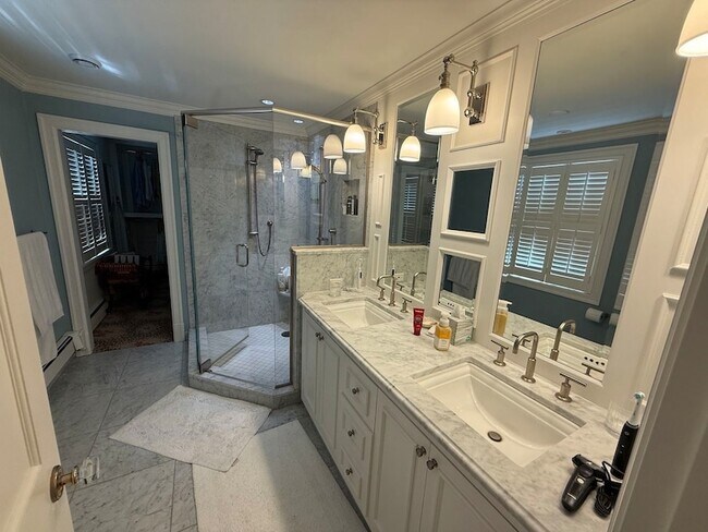 Building Photo - 506 Roslyn Pl
