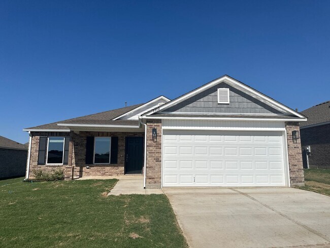 Building Photo - *NOW PRELEASING* Three Bedroom | Two Bath Home in Broken Arrow