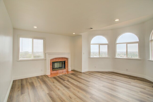 Building Photo - 4318 Mesa St
