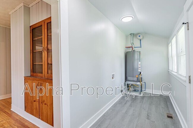 Building Photo - 654 Maywood St