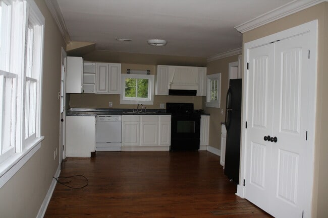Building Photo - Andersonville 37705 - 3 bedroom, 1 bath home with a wrap around porch & hardwood floors - Call Ke...