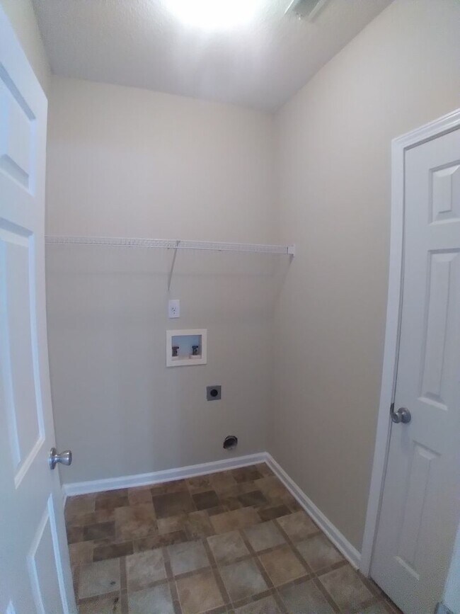 Building Photo - 3 bed 2 bath property in Atlanta!! -- Secu...